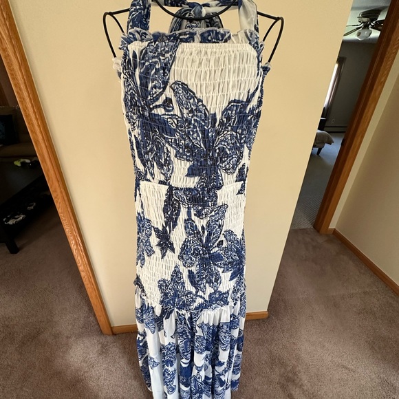 Luxxel white and blue floral maxi dress - Picture 8 of 11